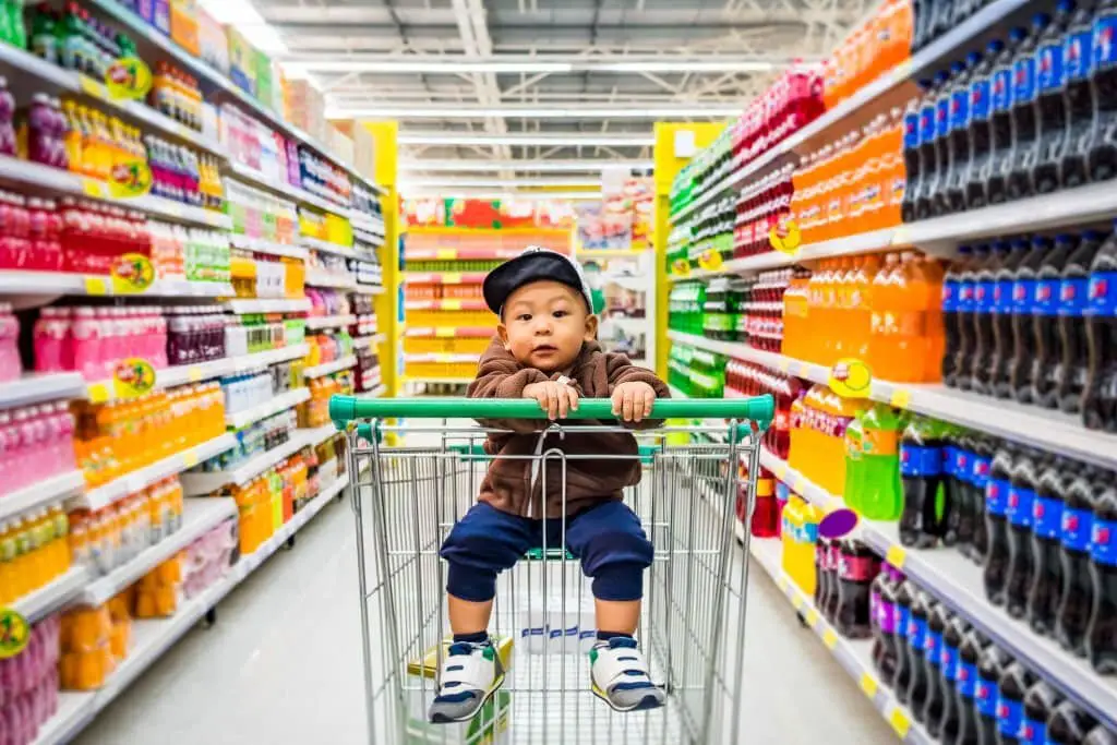 Conseils pour faire des courses avec un bébé Porte-bébé Poussette Siège auto Comment assurer la sécurité de bébé pendant les courses mettre un siège auto de bébé dans un chariot de supermarché