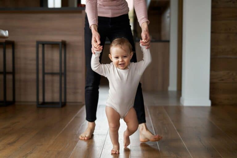 A quel âge marche un bébé