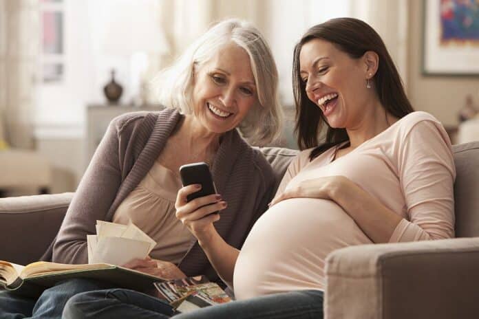 Trucs de Grand-Mère pour Prédire l’Arrivée de Bébé : Mythes et Réalité